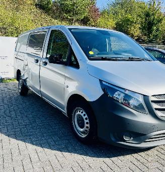 krockskadad bil auto Mercedes Vito 116 CDI 2022/2
