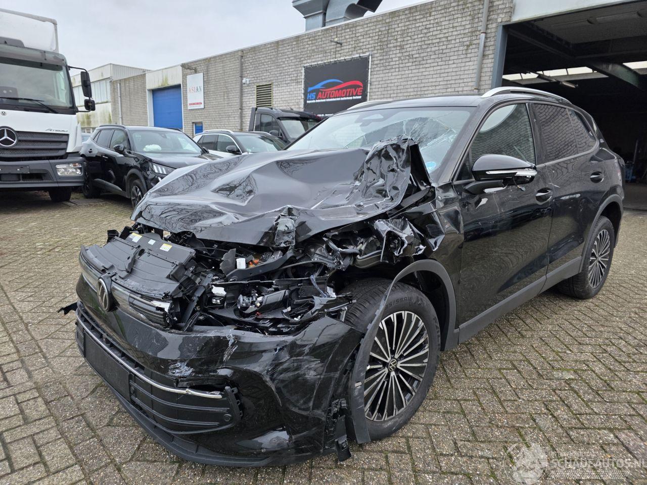 Volkswagen Tiguan 1.5 eTSI DSG IQ-Light 360View Virtual Keyless Sfeerverl. Acc Lane-Assist 1/2Leder Trekhaak