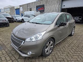 Schadeauto Peugeot 208 1.2 Allure Pano Climatronic MultiMedia Led Pdc CruiseControl 60KW / 82PK 2013/3