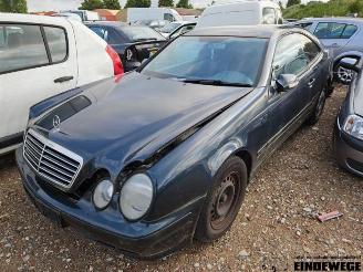 Coche siniestrado Mercedes CLK CLK (C208), Coupe, 1997 / 2002 2.0 200K Evo 16V 2002/2