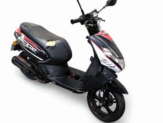 Vaurioauto  scooters Peugeot  KISBEE 2014/4