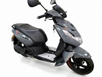 Vaurioauto  scooters Peugeot  KISBEE 2023/9