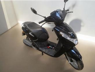 damaged scooters Peugeot  KISBEE 2023/5