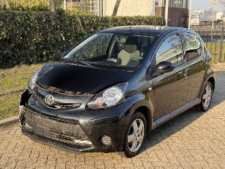 krockskadad bil auto Toyota Aygo 2013 | Navi | LM | 5 Deurs | Lage Km | 2013/10