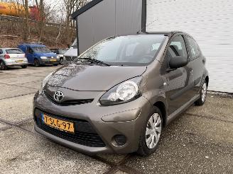 damaged passenger cars Toyota Aygo 1.0 VVT-i Now Airco NAP! 2013/1