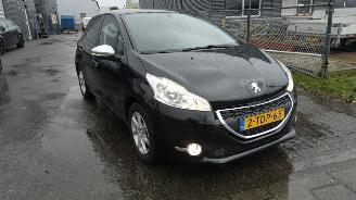 Auto incidentate Peugeot 208 1.2 vti allure luxe auto gebruikers schade 2014/1