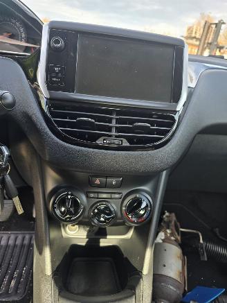 Peugeot 208  picture 9