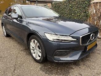 Schadeauto Volvo V-60 2.0 B4 Momentum Business AUTOMAAT MET ELEKTRICITEIT-MOTOR 2022/3
