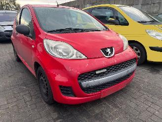 Coche accidentado Peugeot 107 1.0 12V Hatchback  Benzine 998cc 50kW (68pk) FWD 2005-06/2014-05 (PMCFA; PMCFB; PNCFA; PNCFB) 384F; 1KR 2011/8