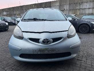 krockskadad bil auto Toyota Aygo 1.0 12V VVT-i Hatchback  Benzine 998cc 50kW (68pk) 2005/9
