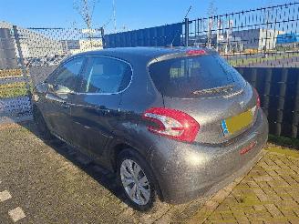 Peugeot 208 1.2 VTi Blue L. Exec picture 4