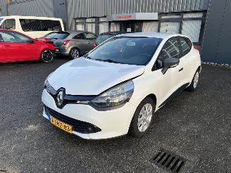 Vaurioauto  passenger cars Renault Clio 0.9 TCe Authentique 2013/11