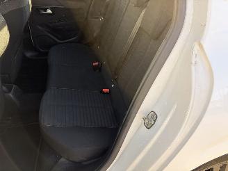 Peugeot 208  picture 7