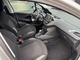 Peugeot 208 1.2 PureTech Style 5 deurs | Navi Lm-velgen Pdc picture 19