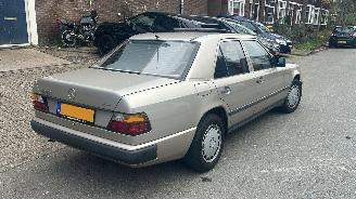 Coche accidentado Mercedes 200-280 230E Automaat 1986/1