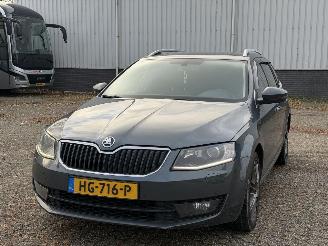 Coche accidentado Skoda Octavia Octavia Combi 1.6 TDI DSG Greentech 2015/10