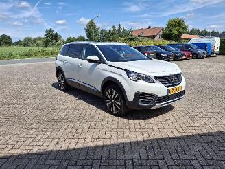 Voiture accidenté Peugeot 5008 1.2i  131pk   navi clima pano  7 zitter 2020/2