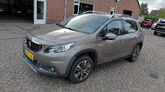 Schadeauto Peugeot 2008 1.2i  81kw automaat 2017/1