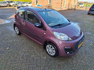 damaged passenger cars Peugeot 107 1.0i 3drs active 2014/1