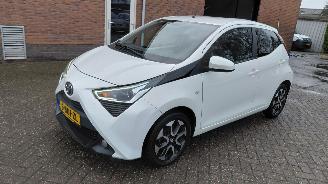 uszkodzony samochody osobowe Toyota Aygo 1.0 vtti  x play automaat 2021/5