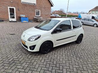 Vaurioauto  passenger cars Renault Twingo 1.2i  75pk airco 2011/10