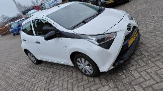 skadebil auto Toyota Aygo 1.0i vtti x fun airco 2021/8