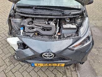 damaged passenger cars Toyota Aygo 1.0vvti x 5drs airco 2019/12