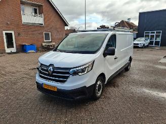 krockskadad bil bedrijf Renault Trafic 2.0 dci 96kw lang   uitvoering navi 2024/6