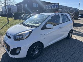 Vaurioauto  passenger cars Kia Picanto 1.0 CVVT ECONOMY  AIRCO LICHTE SCHADE! BOUWJAAR 2014 2150 EURO 2014/2