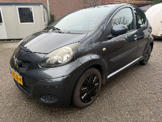 damaged passenger cars Toyota Aygo 1.0 5DRS AIRCO NL AUTO 2010/2