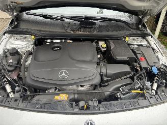 damaged passenger cars Mercedes GLA 180 PREMIUM PLUS 2017/1