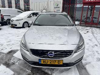 Schadeauto Volvo V-60 2.4 D6 AWD R-DESIGN PLUG IN HYBRIDE 2014/10
