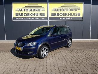 krockskadad bil auto Volkswagen Touran 1.4 TSI Cross Motorschade 2009/11