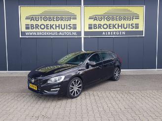 uszkodzony samochody osobowe Volvo V-60 2.4 D6 AWD Plug-In Hybrid Pure Limited 2014/7