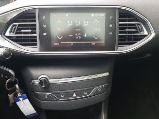 Peugeot 308 SW 1.2 PureTech Blue Lease Executive picture 19