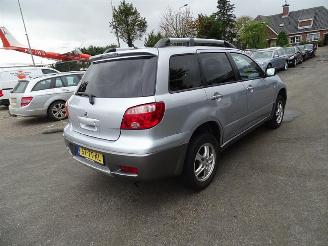 uszkodzony samochody osobowe Mitsubishi Outlander 2.0 16v  4x2 2007/1