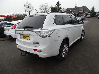uszkodzony samochody osobowe Mitsubishi Outlander 2.0 16V PHEV 4x4 2013/12