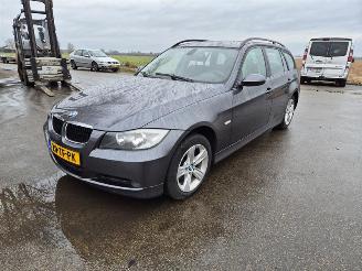 BMW 3-serie 320i Touring picture 3