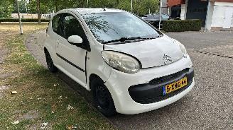 krockskadad bil auto Citroën C1 50 kW (68 PK)  998 cc. 2008/1