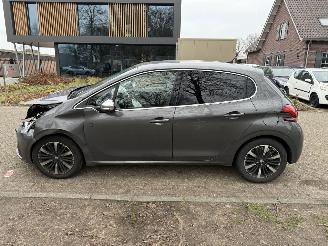Peugeot 208  picture 2