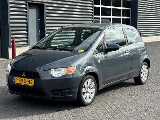 uszkodzony samochody osobowe Mitsubishi Colt 1.1 12V Hatchback  Benzine 1.124cc 55kW (75pk) FWD 2009/5