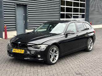 Vaurioauto  passenger cars BMW 3-serie 320i 2.0 16V Combi/o  Benzine 1.997cc 135kW (184pk) RWD 2013/5
