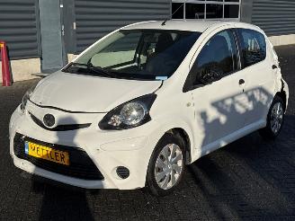 Damaged car Toyota Aygo 1.0 12V VVT-i Hatchback  Benzine 998cc 50kW (68pk) FWD 2013/8