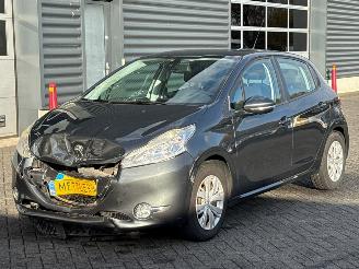 uszkodzony samochody osobowe Peugeot 208 1.2 Vti 12V PureTech 82 Hatchback  Benzine 1.199cc 60kW (82pk) FWD 2014/2