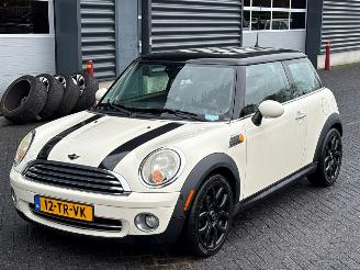 damaged passenger cars Mini Cooper 1.6 16V Cooper Hatchback  Benzine 1.598cc 88kW (120pk) FWD 2007/1