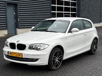 krockskadad bil auto BMW 1-serie 118i 16V Hatchback 2Dr Benzine 1.995cc 105kW (143pk) RWD 2009/6
