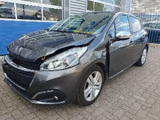 uszkodzony samochody osobowe Peugeot 208 1.2 PureTech Signature 2019/7