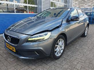 Damaged car Volvo V-40 Cross Country 1.5 T3 Kinetic Automaat 2020/6