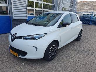 damaged passenger cars Renault Zoé R240 Intens 22 kWh (KOOP accu) 2016/3