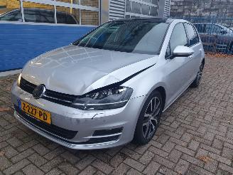 damaged passenger cars Volkswagen Golf 1.4 TSI ACT Connected Series 2016/2